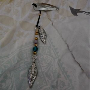 ⚠️ Free bundle item- Dangle feather hairclip